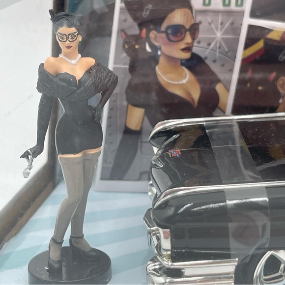 DC Comics Bombshells CATWOMAN & 1959 CADILLAC Coupe Deville Metals Die Cast NEW - Picture 6 of 12